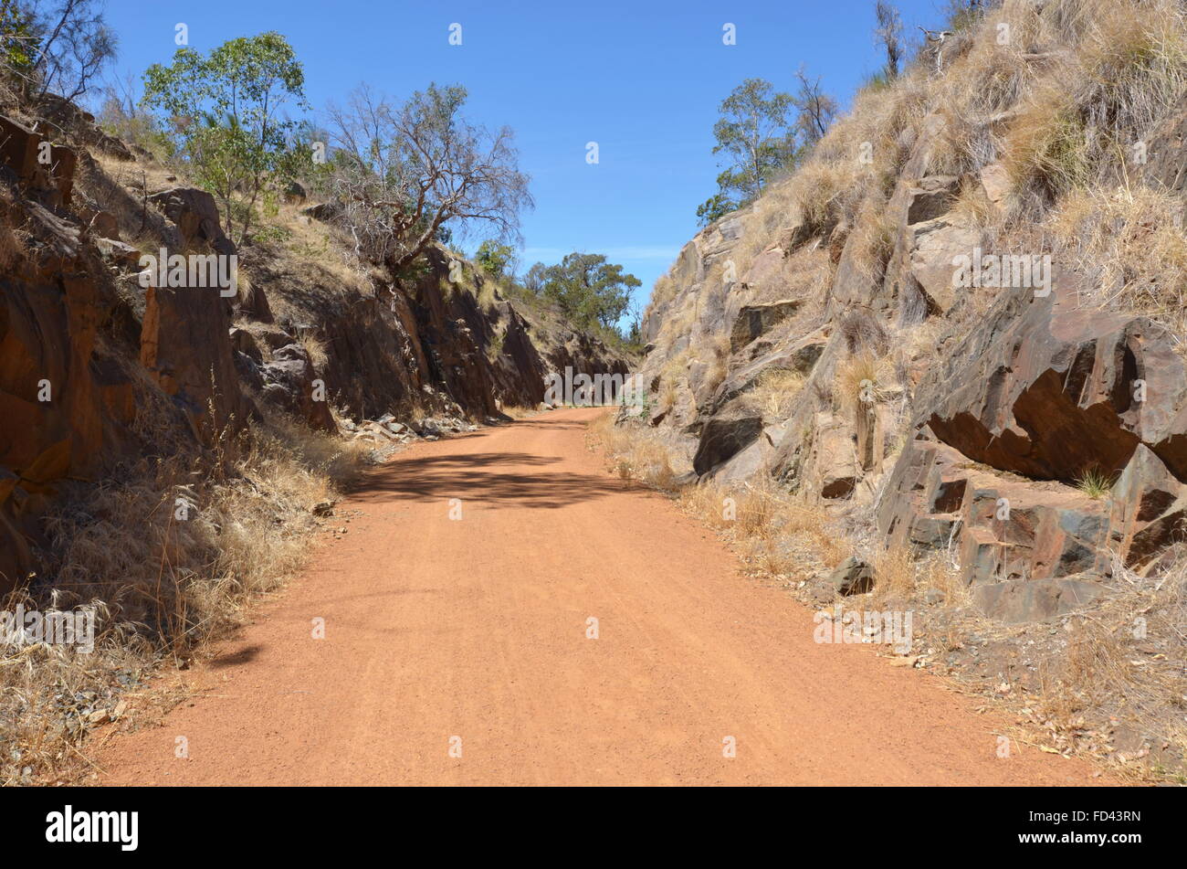 Das Railway Reserven Heritage Trail schneiden durch Felsen in John Forrest Nationalpark, Western Australia Stockfoto