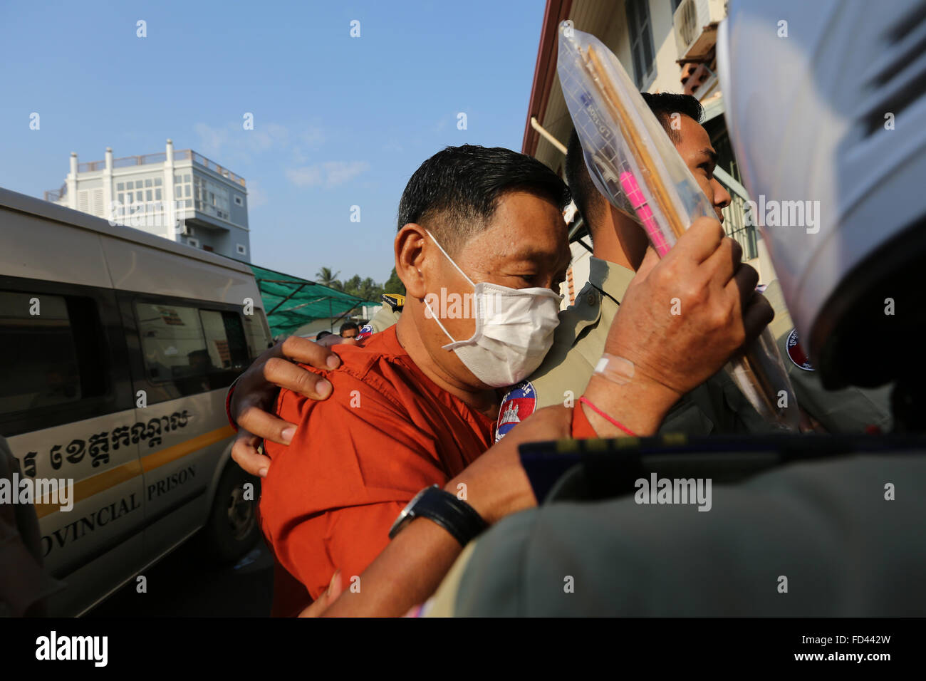 (160128)--KANDAL, 28. Januar 2016 (Xinhua)--ehemalige Phnom Penh Municipal Court Präsident Aing Mealdey (C) bei dem Gericht Kandal Provinz Kandal, Kambodscha, 28. Januar 2016 begleitet wird. Eine kambodschanische Gericht am Donnerstag begann Prozess blamiert Phnom Penh Municipal Court-Altbundespräsident Aing Mealdey dafür angeblich ein Audi SUV von einem mutmaßlichen Drogenhändler an seinen Sohn konfisziert. (Xinhua/Phearum) Stockfoto