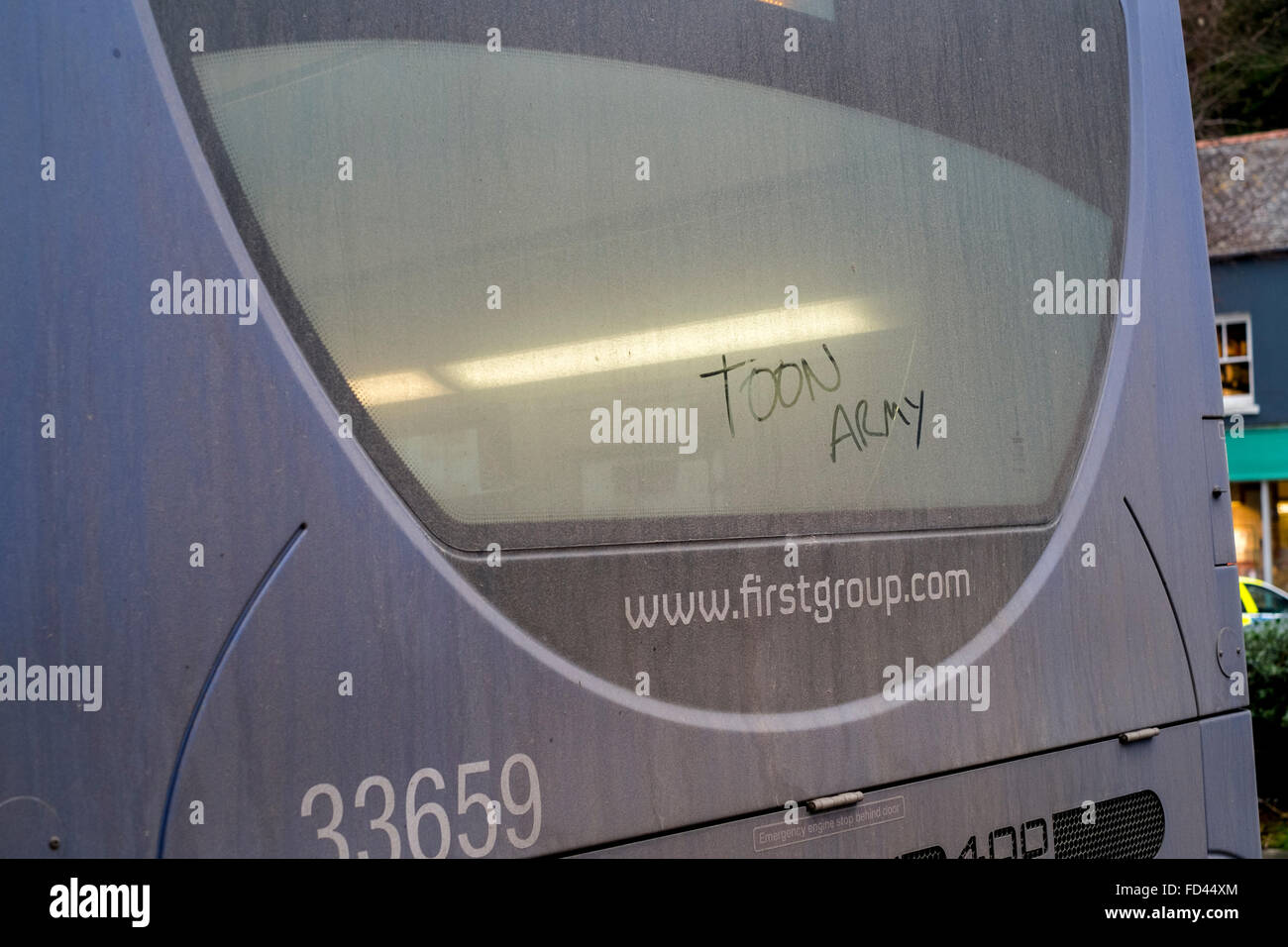 Toon Army, der Spitzname von Newcastle United FC, geschrieben auf der Heckscheibe eines Busses in Falmouth, Cornwall Stockfoto