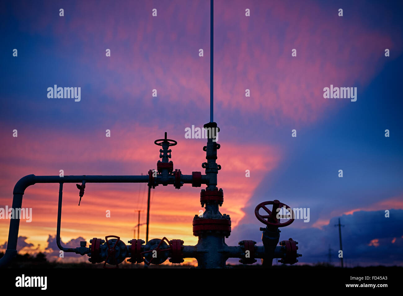 Öl-Bohrtürme vor dem Hintergrund der schönen Sonnenuntergang, Kaliningrad, Russland Stockfoto