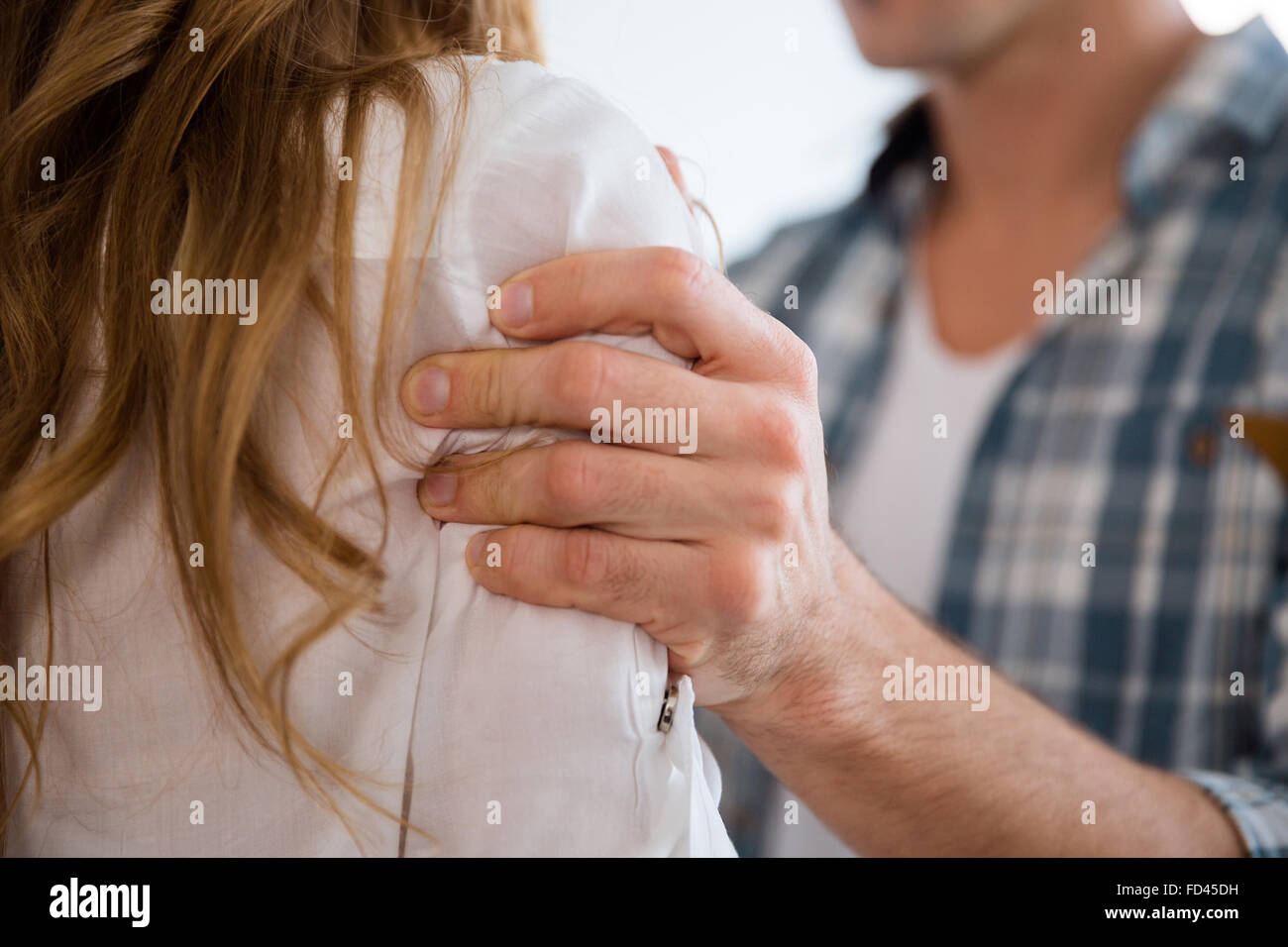 Nahaufnahme von aggressiven Mann Hand packte Frau Schulter Stockfoto