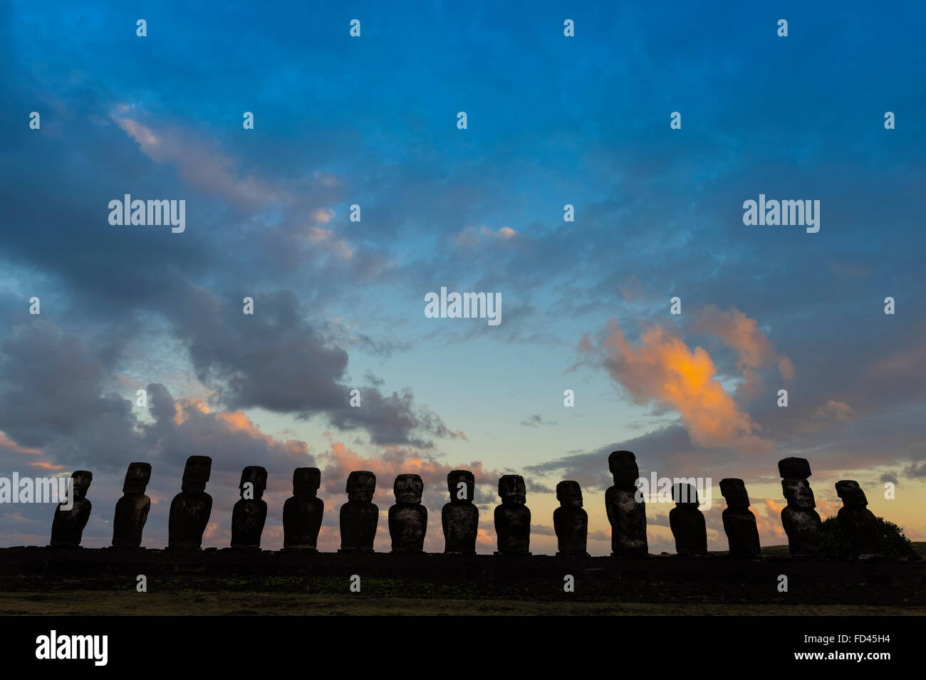 Ahu Tongariki Ahu Tongariki bei Sonnenuntergang, Chile, Osterinsel, Rapa Nui Nationalpark, UNESCO-Welterbe Stockfoto