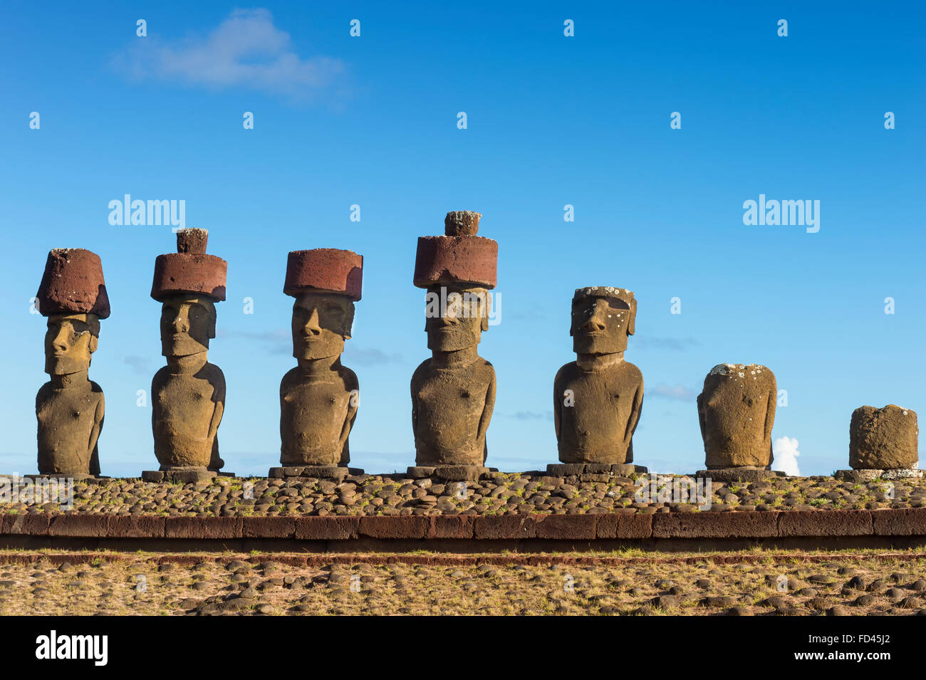 Ahu Nao Nao Moais trägt einen roten Hut, Anakena, Chile, Osterinsel, Rapa Nui Nationalpark, UNESCO-Weltkulturerbe Stockfoto