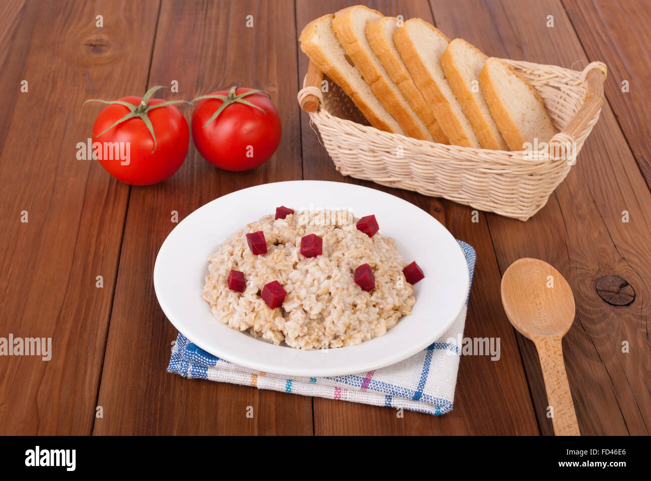 Gekochte Haferflocken in eine Platte auf dem Küchentisch. Stockfoto