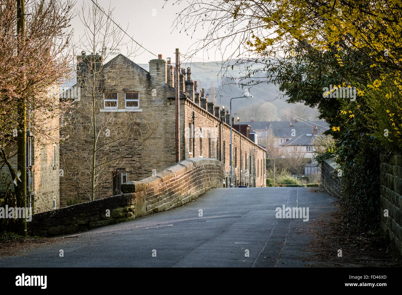 Ansicht von Reihenhäusern im Dorf Mytholmroyd in West Yorkshire, England Stockfoto