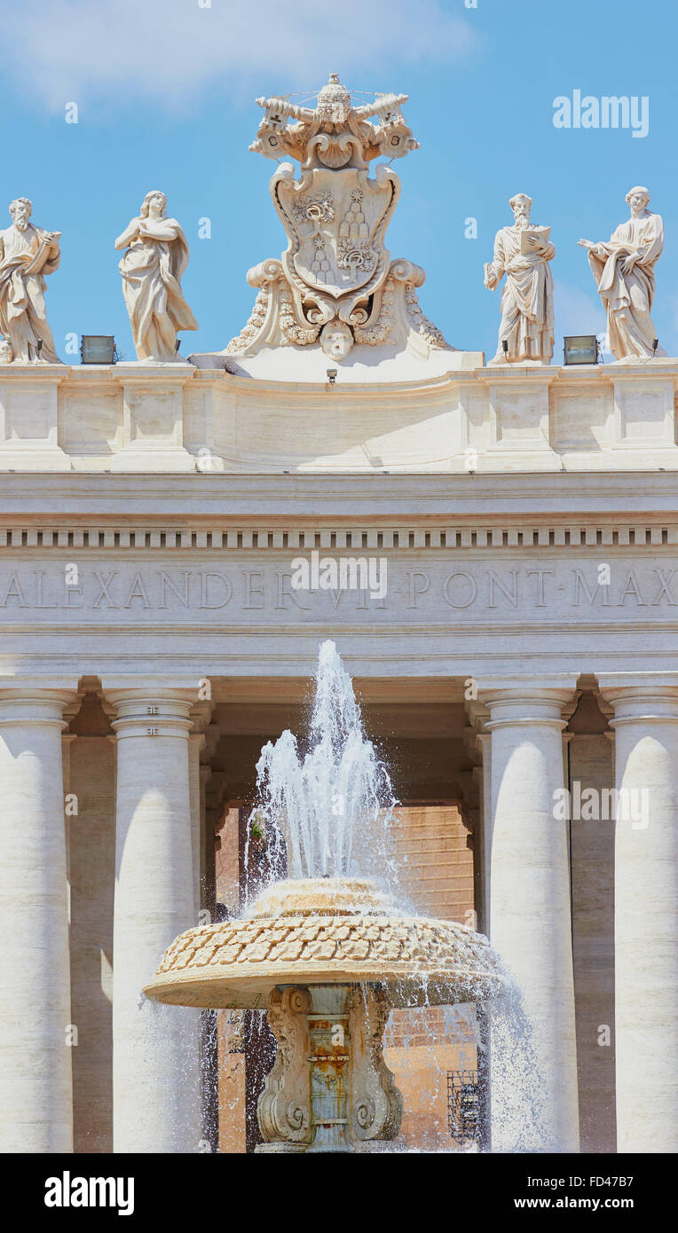 Statuen von Heiligen und Päpstliche Wappen oben Piazza San Pietro Rom Latium Italien Europa Stockfoto