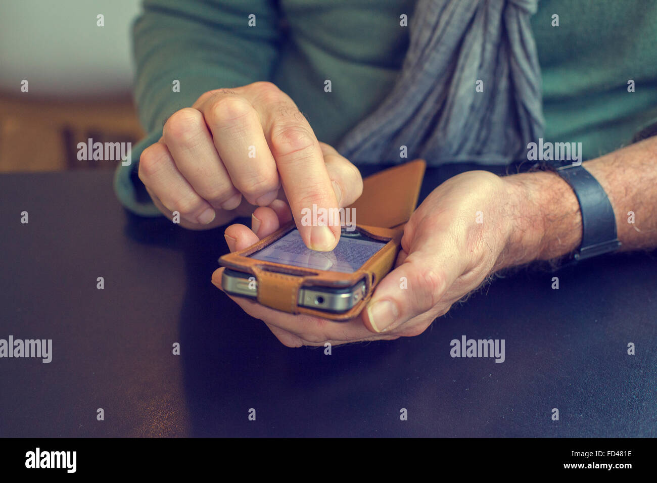 Männliche Hand auf Touchscreen-Handy Stockfoto