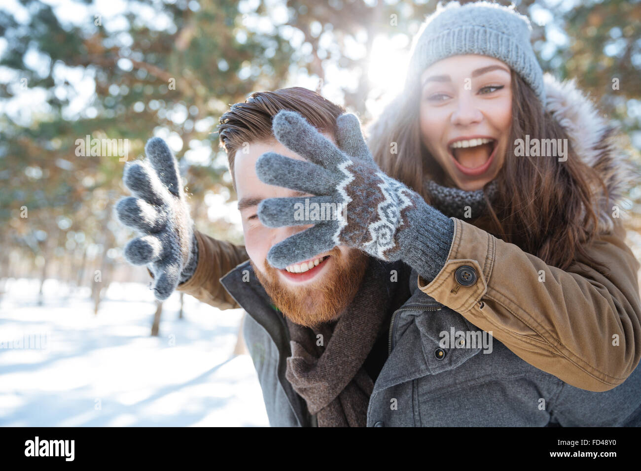 Fröhliche junge Paare, die Spaß in Winter park Stockfoto