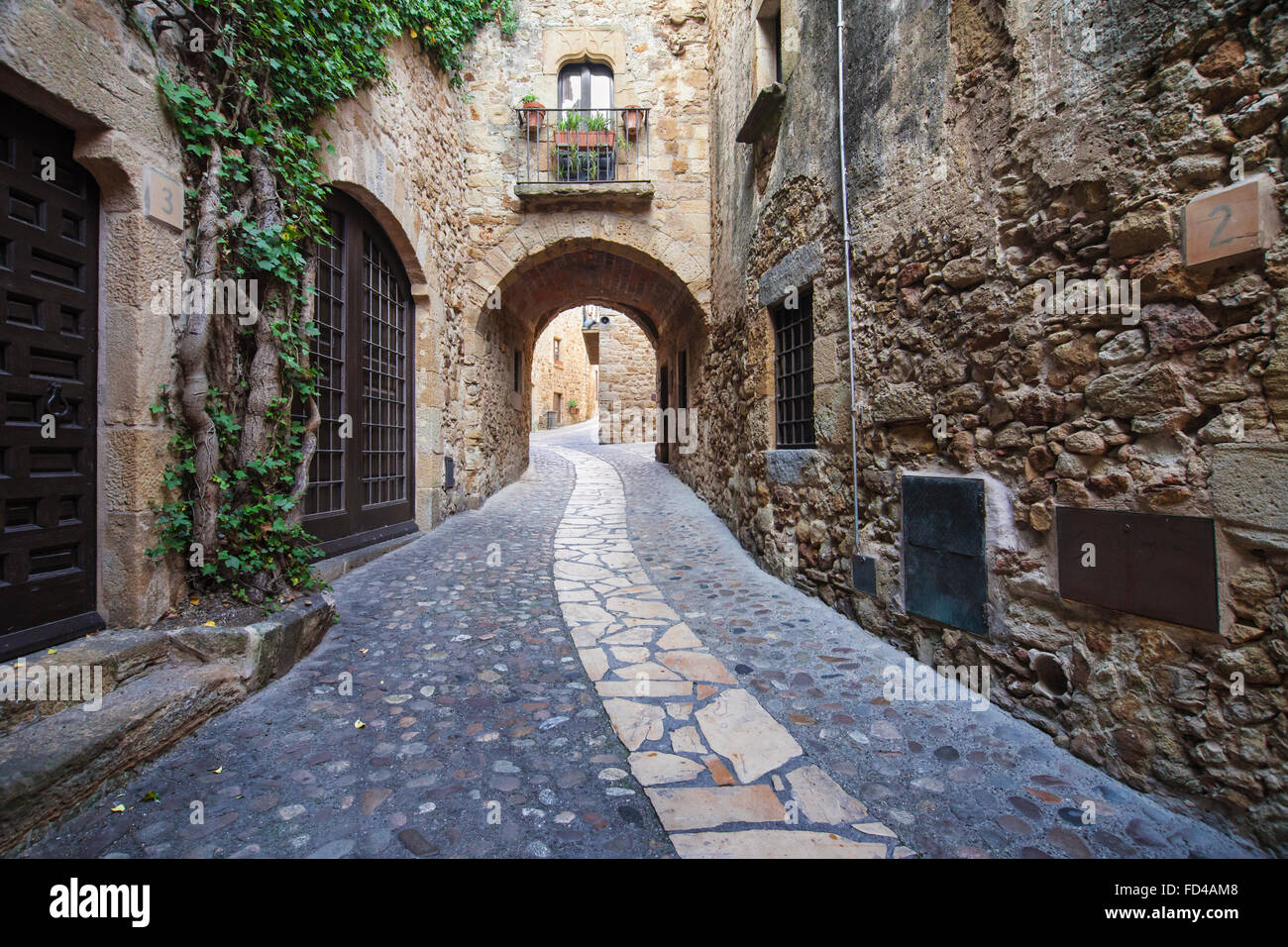 Durchgang in die alte Stadt Pals in Girona, Katalonien. Stockfoto