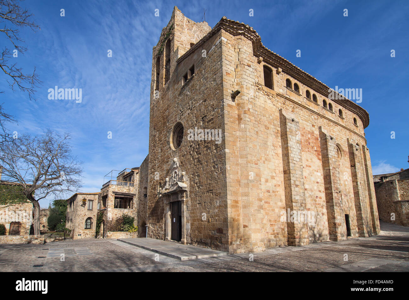 Romanische Kirche von Sant Pere in Pals, Girona, Katalonien. Stockfoto