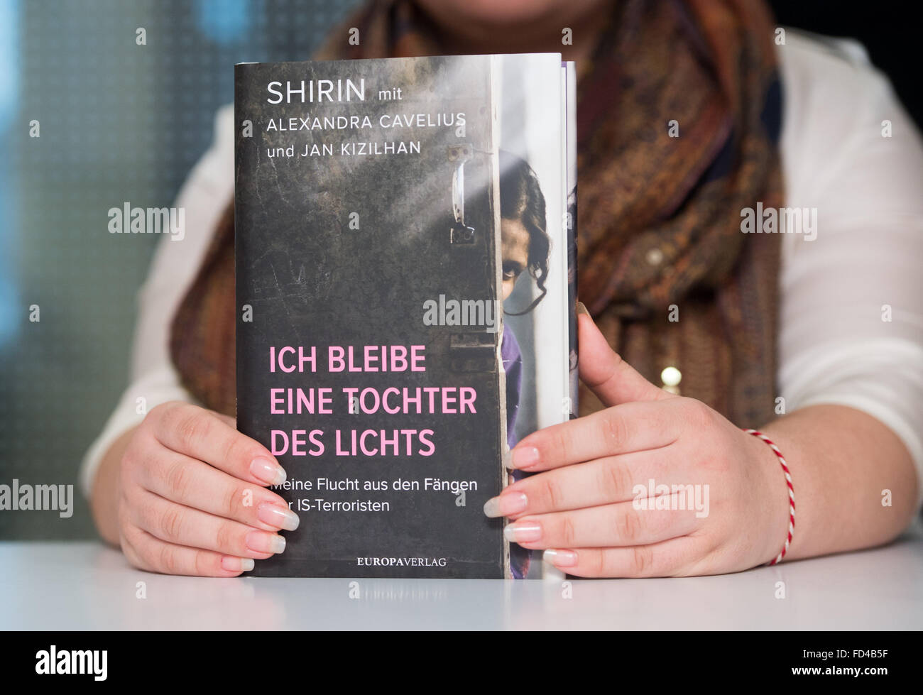 Die Yeziden Autor, unter ihrem Pseudonym Shirin, hält ihr neues Buch in  ihren Händen, mit dem Titel "Ich Bleibe Eine Tochter des Lichts" (ich  bleibe eine Tochter des Lichts), während einer Buchvorstellung