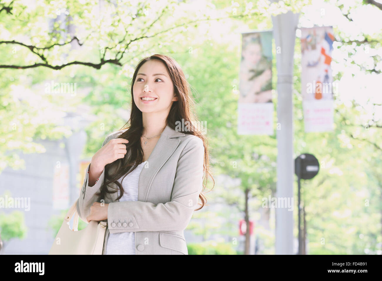 Japanische attraktive Geschäftsfrau in der Innenstadt von Tokio Stockfoto