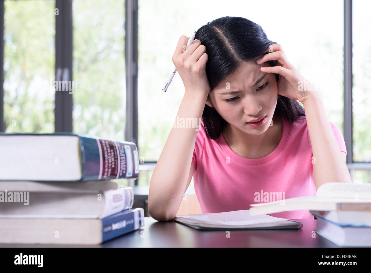 College-Student Studium in Bibliothek Stockfoto