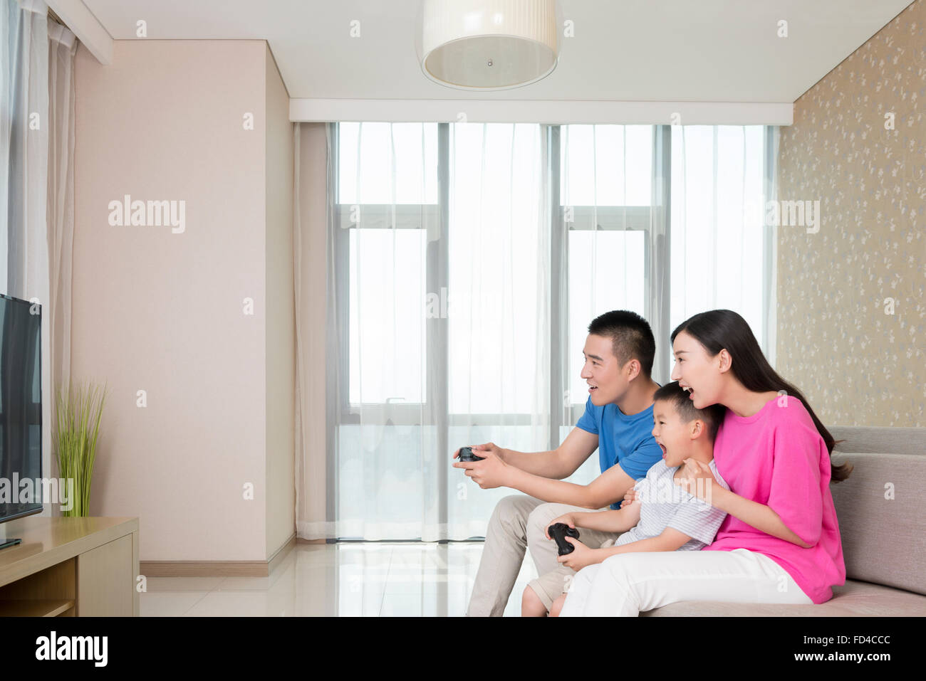 Junge Familie Videospiel Stockfoto
