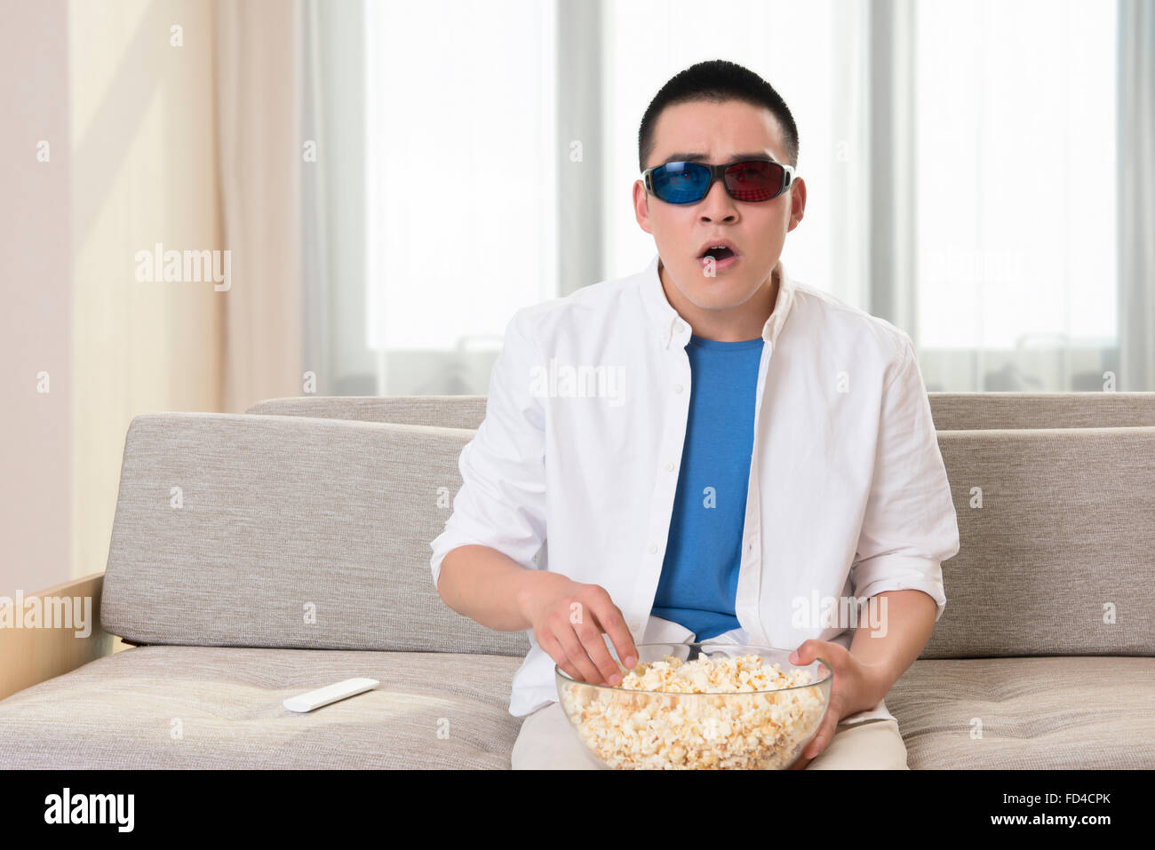 Junger Mann vor dem 3D Fernseher Stockfoto