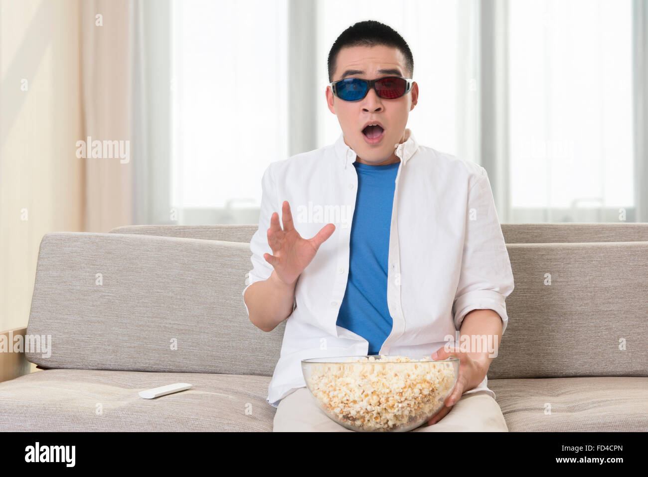 Junger Mann vor dem 3D Fernseher Stockfoto