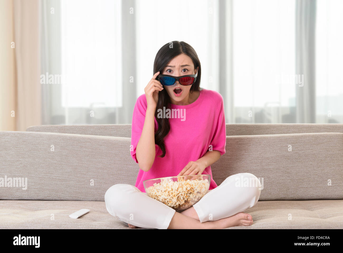 Junge Frau vor dem 3D Fernseher Stockfoto
