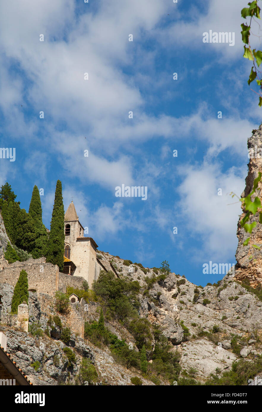 Die Kapelle Notre-Dame-de-Beauvoir hockt auf dem Hügel über Moustiers Sainte Marie, Frankreich. Stockfoto Die Kapelle Notre-Dame-de-Beauvoir hockt auf dem Hügel über Moustiers Sainte Marie, Frankreich. Stockfoto