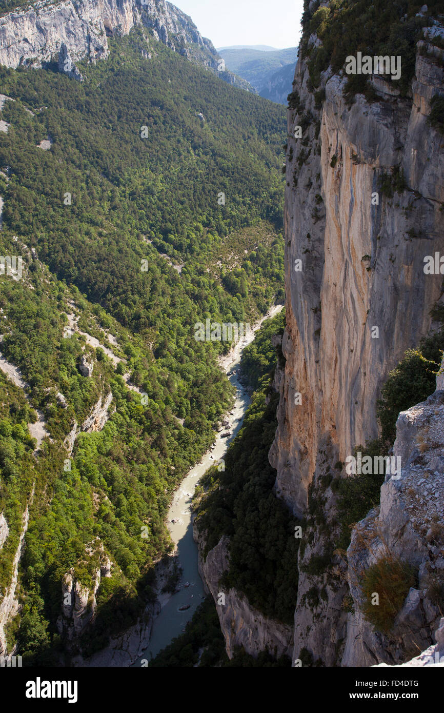 Blick in die Verdon-Schlucht von einem Aussichtspunkt in der Nähe von Palud-Sur-Verdon, Frankreich. Stockfoto