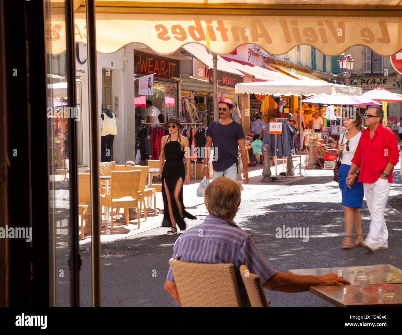 Cafe Life und Shopper in Antibes, Côte d ' Azur, Frankreich. Stockfoto