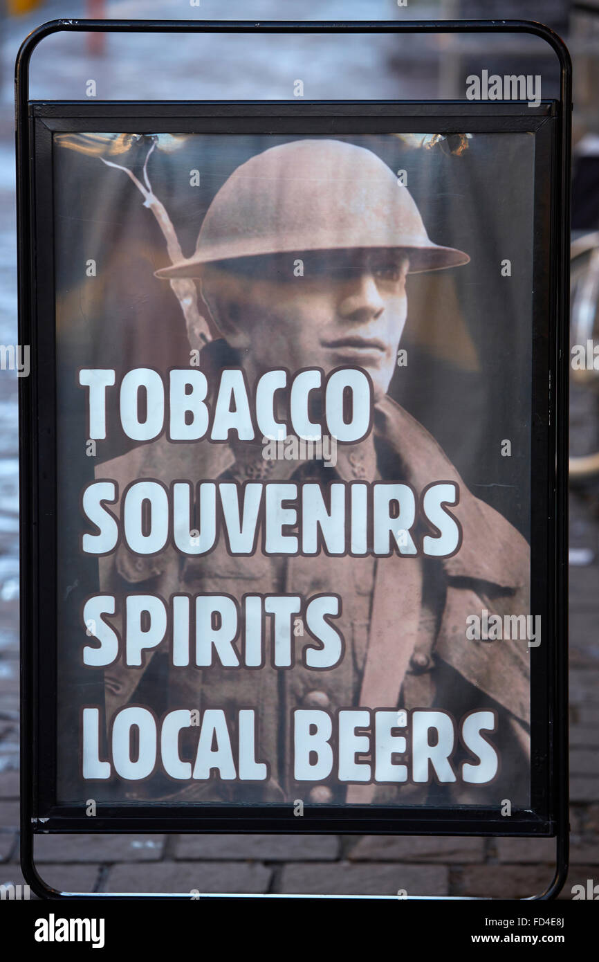 Tourist Shop Plakatwand in Ieper Stockfoto