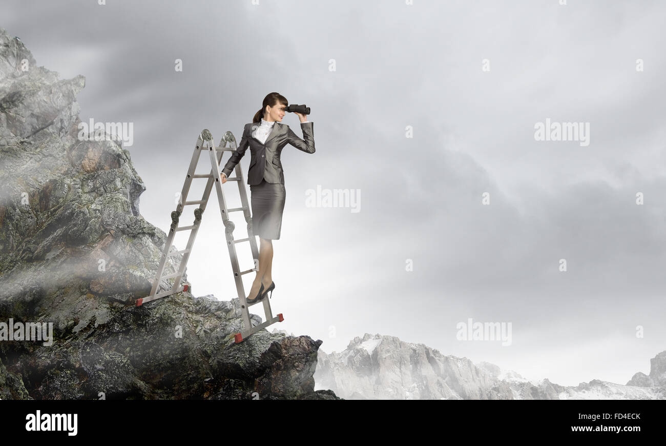 Bild der Geschäftsfrau auf Leiter stehend und auf der Suche im Fernglas Stockfoto
