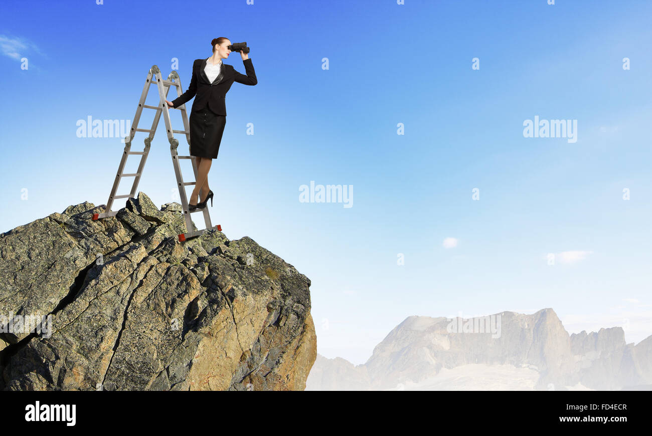 Bild der Geschäftsfrau auf Leiter stehend und auf der Suche im Fernglas Stockfoto