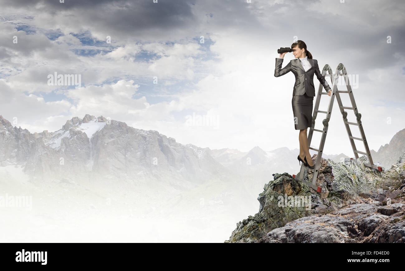 Bild der Geschäftsfrau auf Leiter stehend und auf der Suche im Fernglas Stockfoto