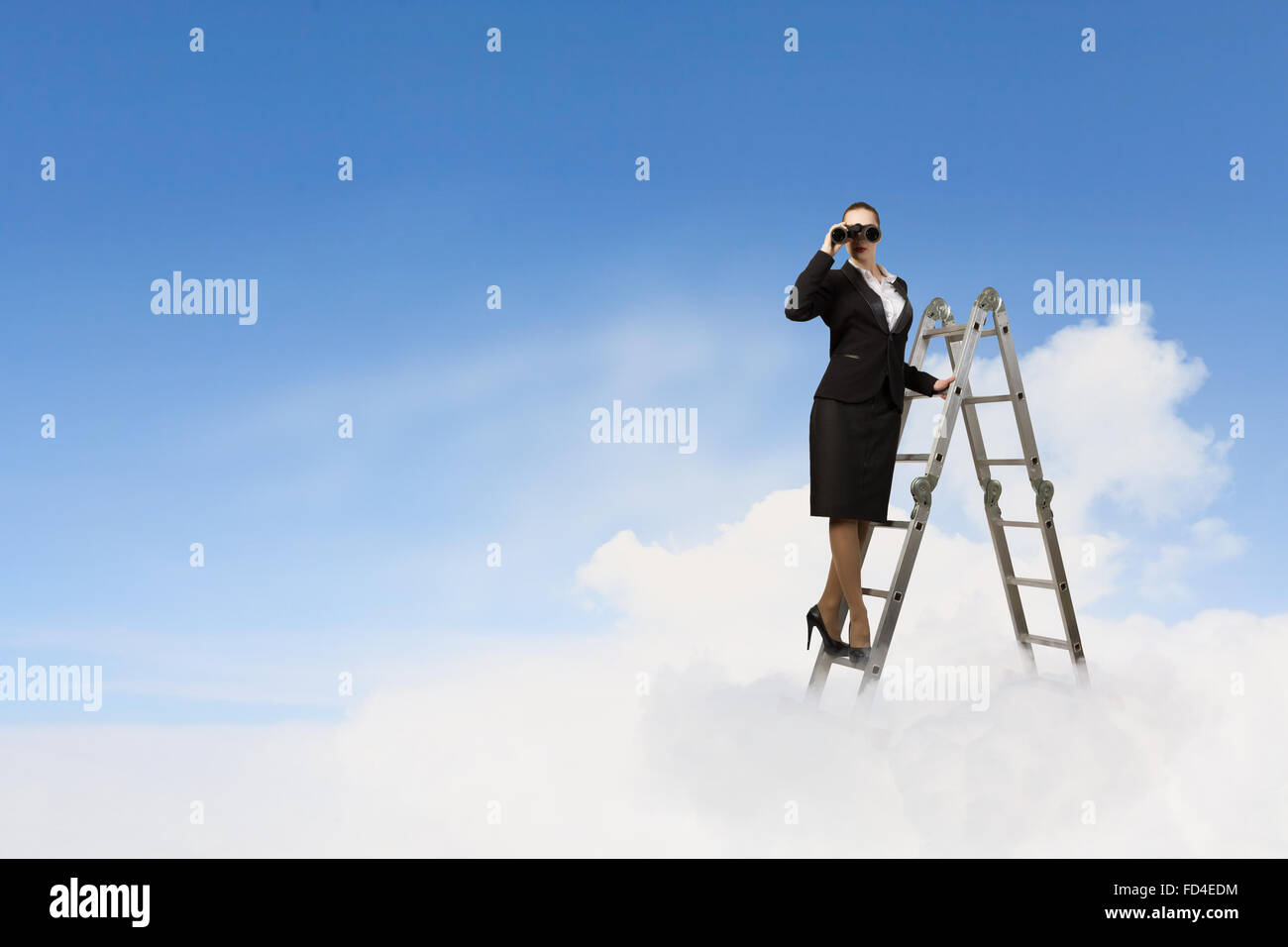 Bild der Geschäftsfrau auf Leiter stehend und auf der Suche im Fernglas Stockfoto