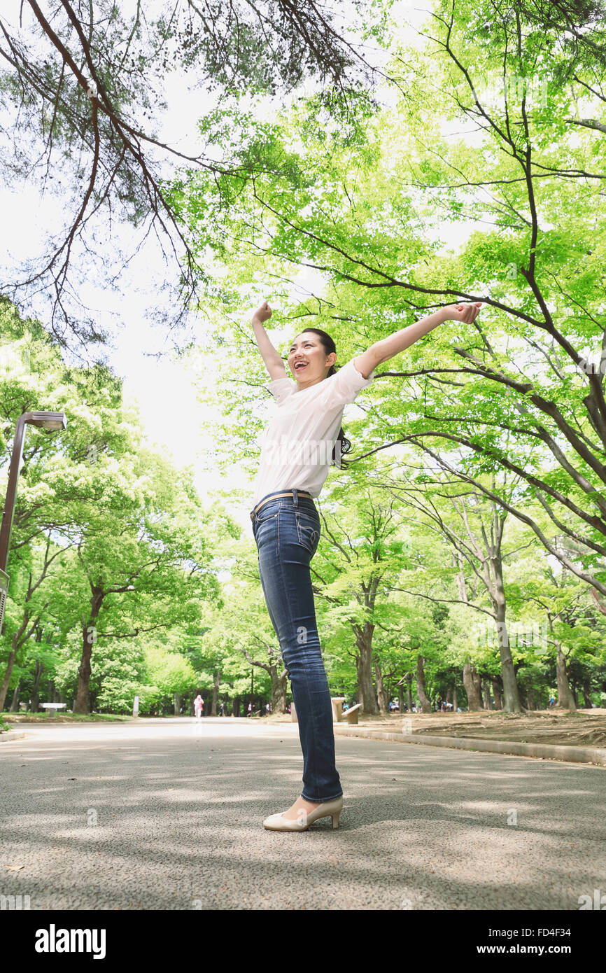 Attraktive Japanerin in einem Stadtpark Stockfoto