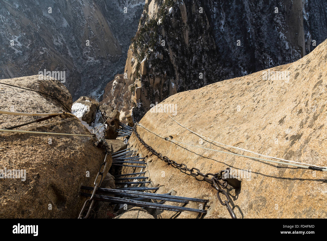 Ketten und Metallleiter hinunter auf den South Peak der Huashan-Berg. Stockfoto