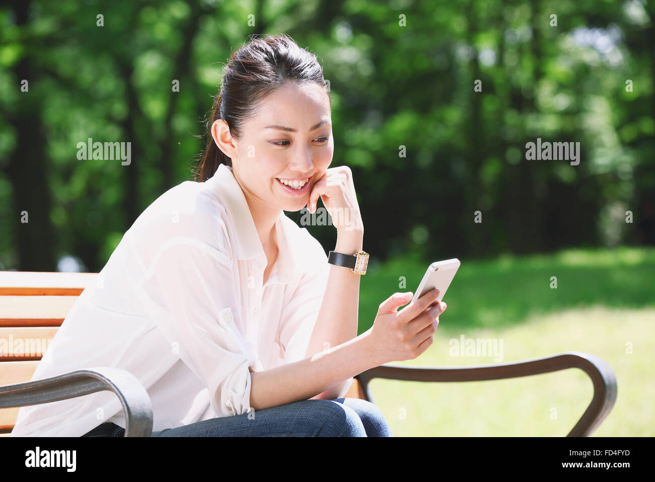 Attraktive Japanerin in einem Stadtpark Stockfoto