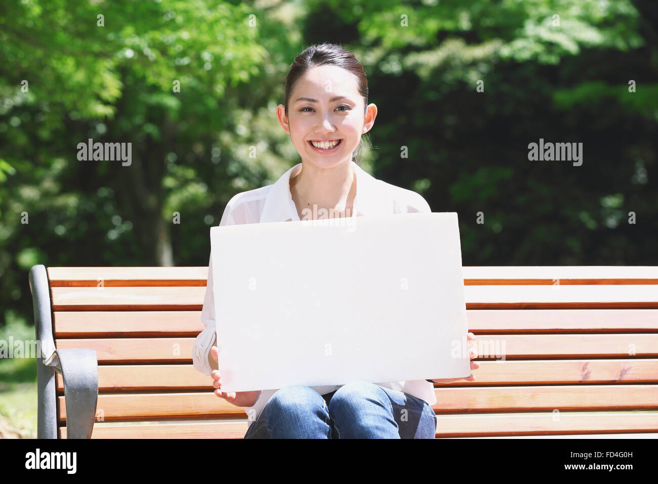 Attraktive Japanerin in einem Stadtpark Stockfoto