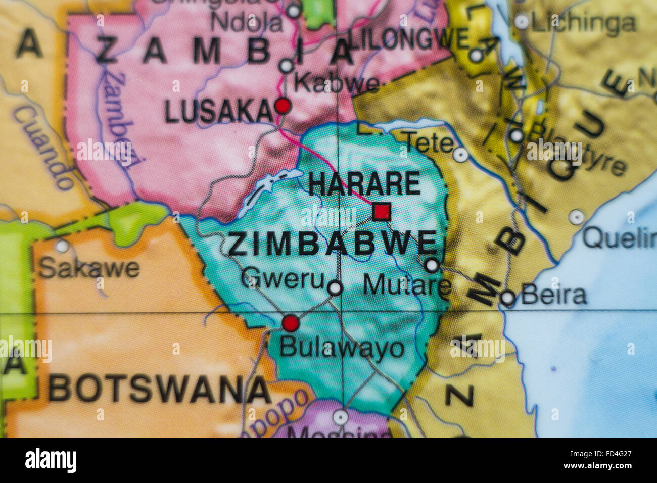 Foto von einer Karte von Simbabwe und der Hauptstadt Harare. Stockfoto
