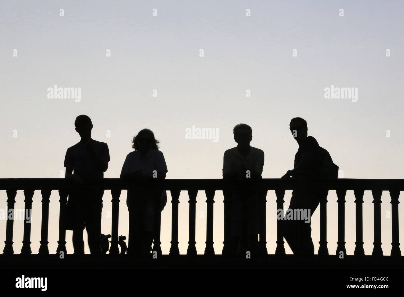 Silhouetten auf einer Brücke. Stockfoto