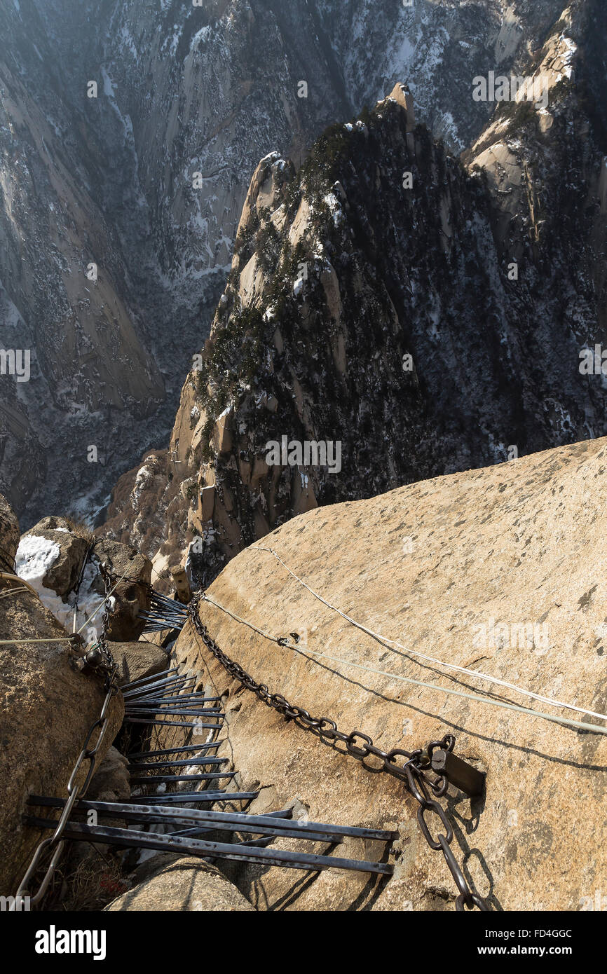 Ketten und Metallleiter hinunter South Peak der Berg Huashan Stockfoto