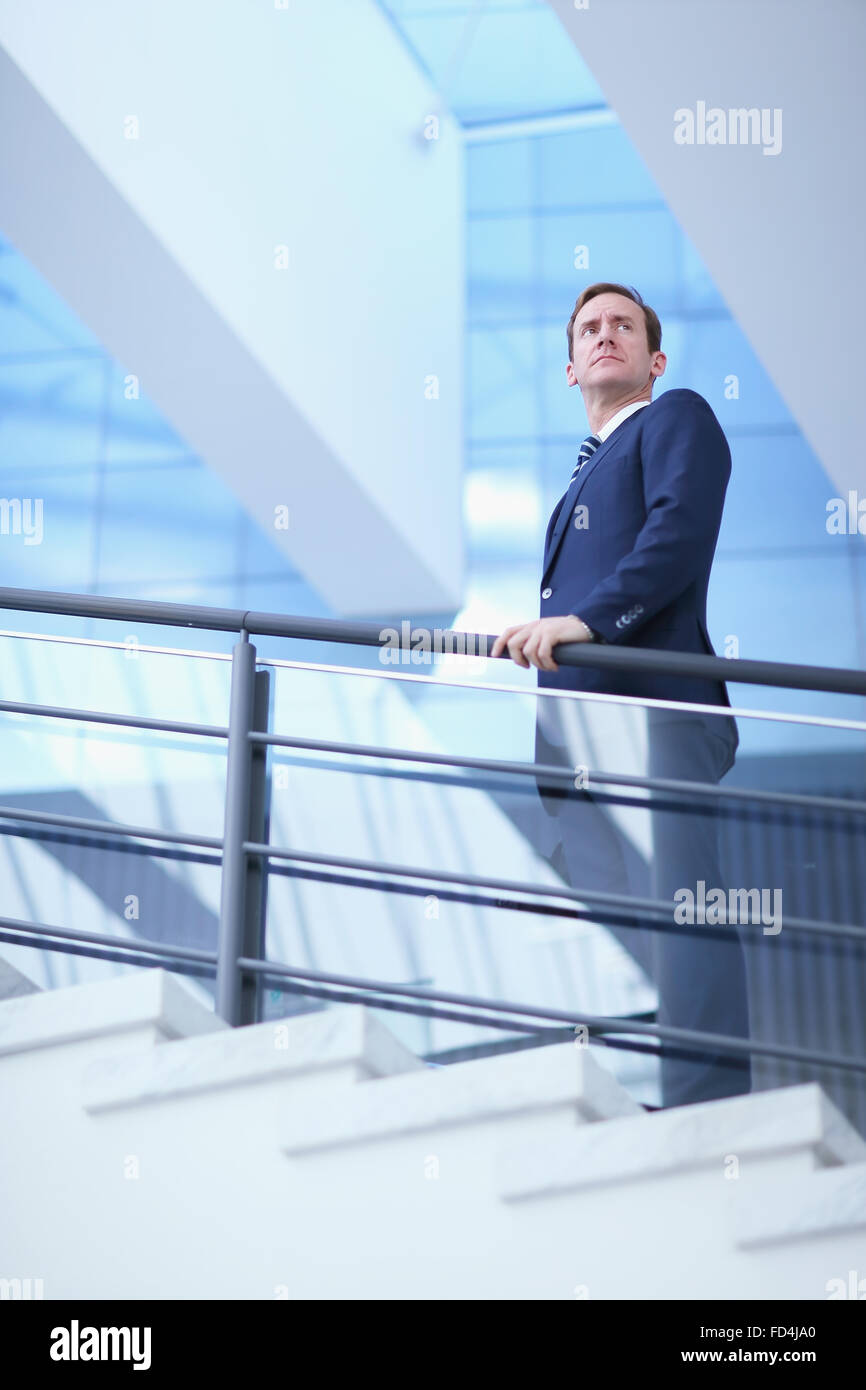 Kaukasische Geschäftsmann im modernen Büro Stockfoto