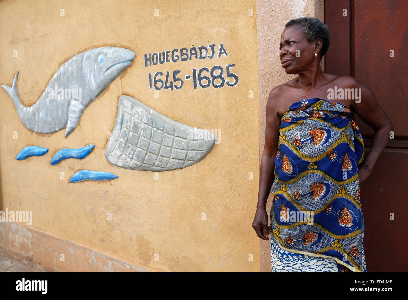 Frau in Ouidah, in der Nähe ein Symbol für König Houegbadja Stockfoto