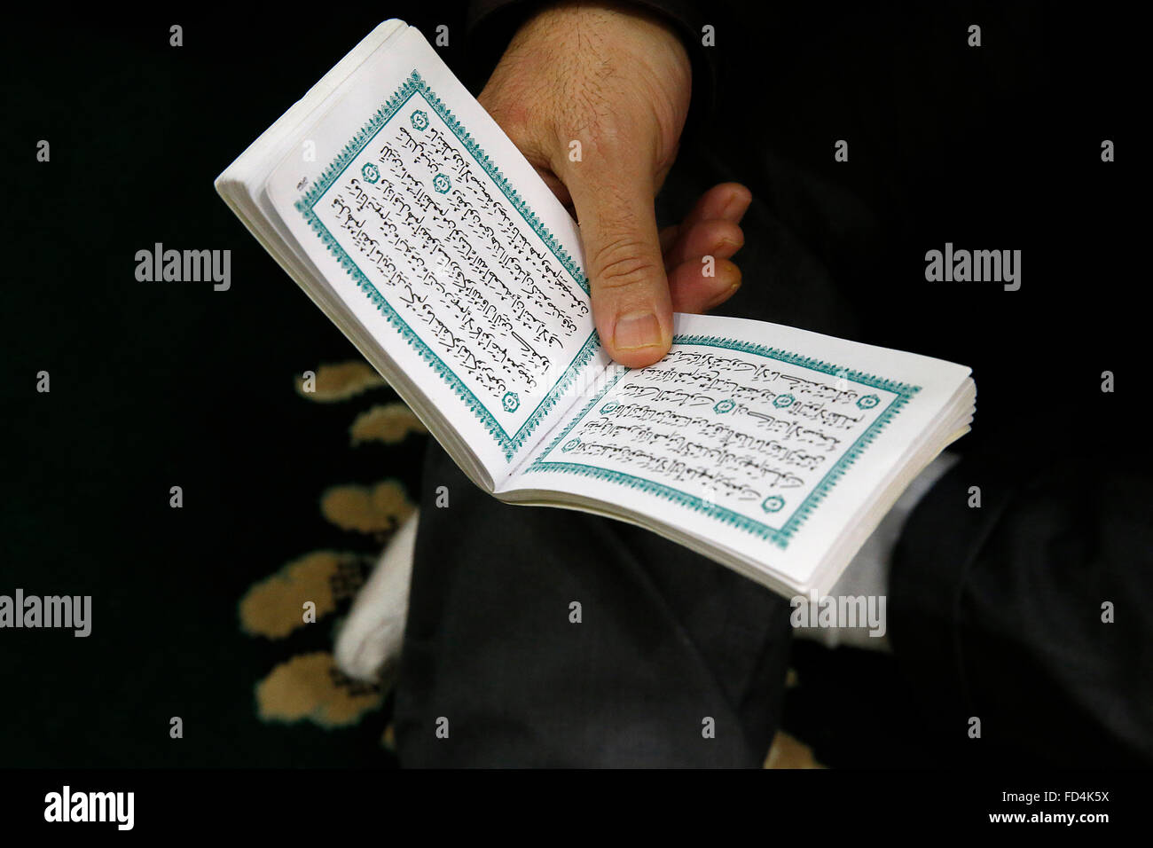 Muslimische Yassine Verse (aus der Kuran) lesen Stockfotografie Alamy