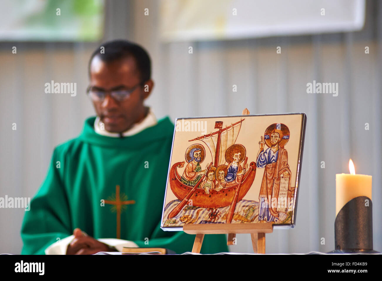 Kirche Saint-Eloi. Migranten Mass. Stockfoto