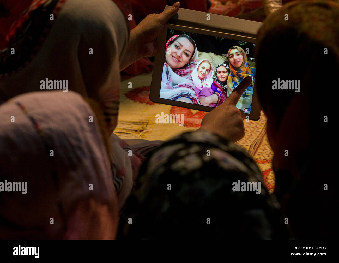 iranische Frauen Selfie Aufnahme mit einer Tablette, Qeshm Insel, Salakh, Iran Stockfoto