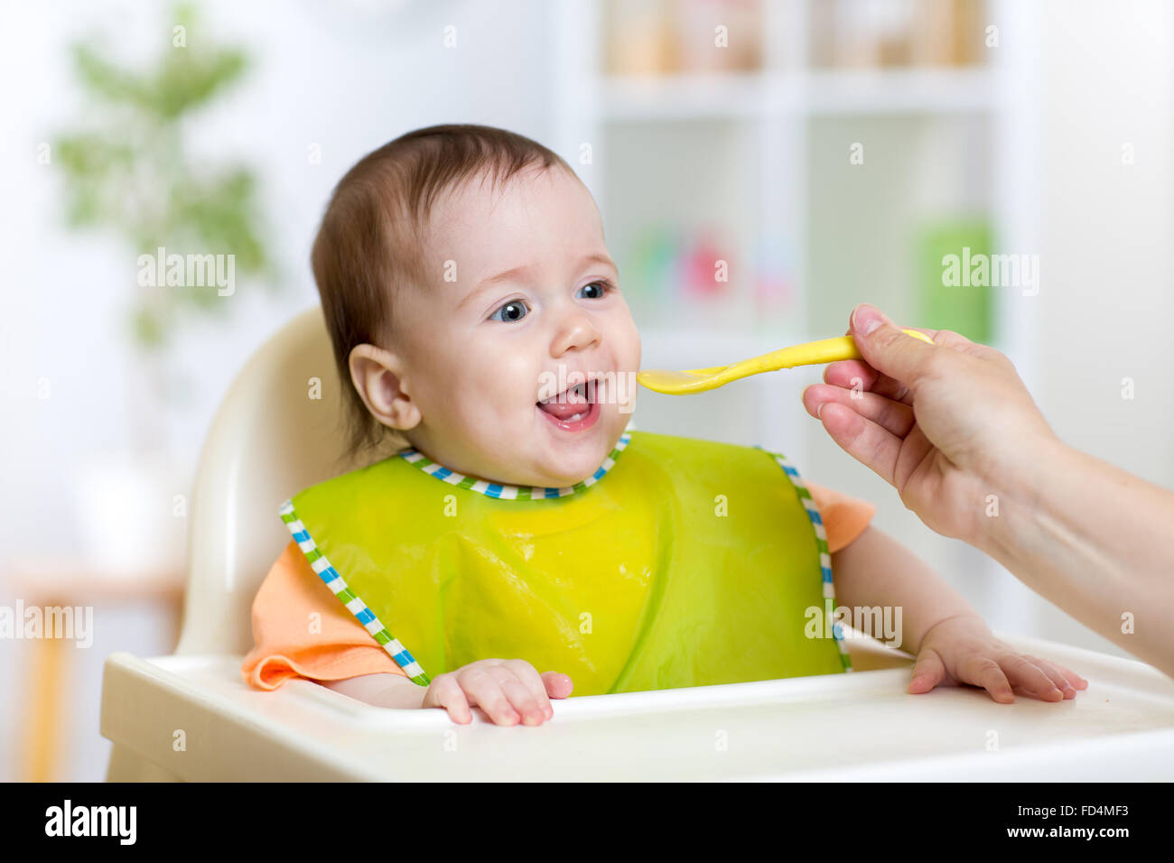 Baby Essen in der Küche Stockfoto