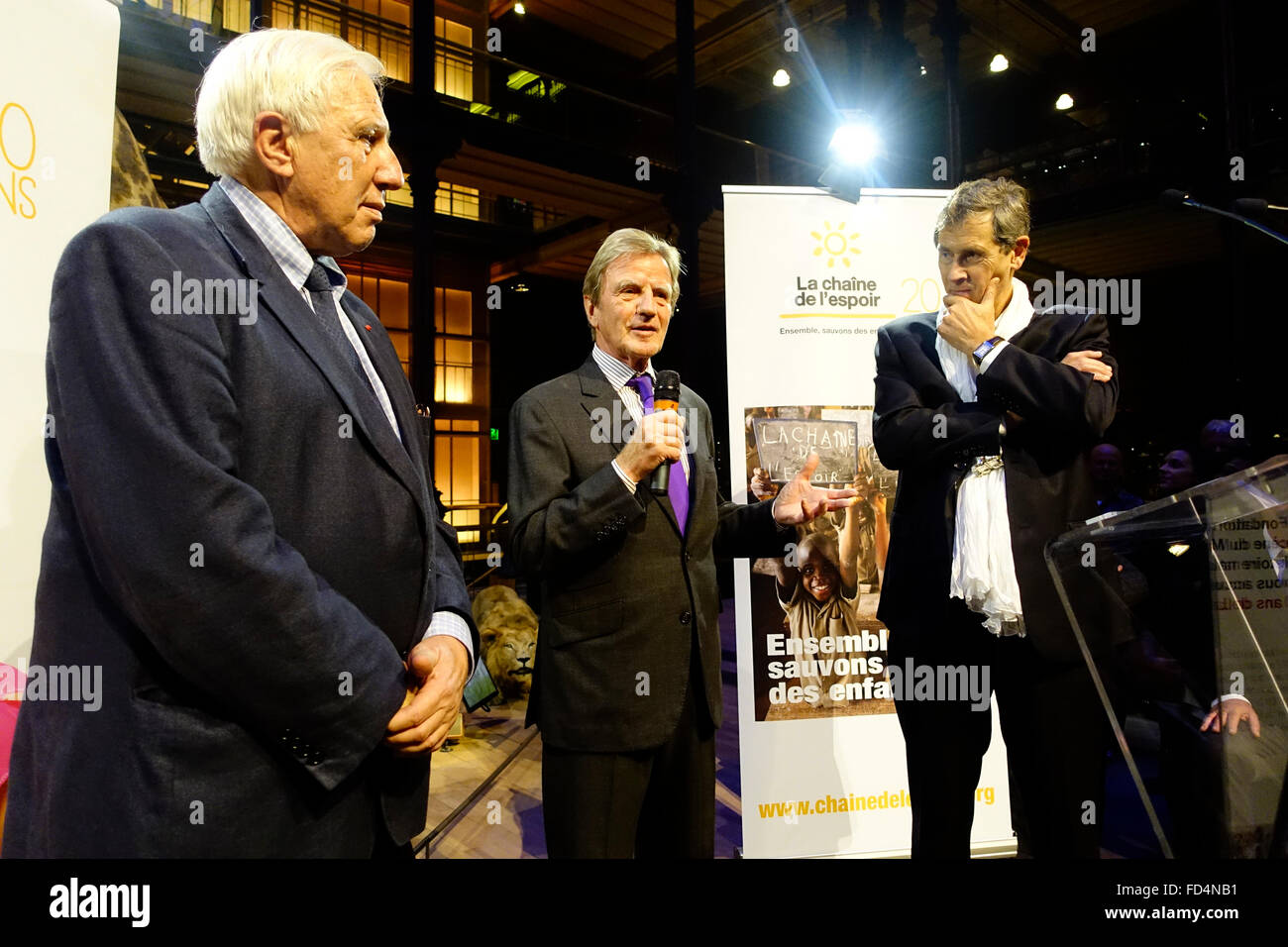 Bernard Kouchner (Mitte), Alain Deloche (links) und Eric Cheysson (rechts) zum Jubiläum einer NGO. Stockfoto