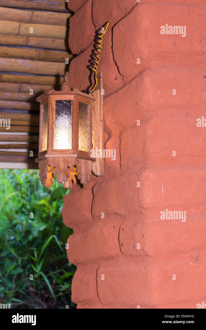 Holz-Laterne auf heimischem Boden Wand Stockfoto