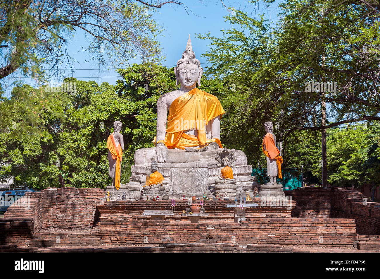 Großer Stein Buddha-Statue mit orangefarbenen Schärpe, Ayutthaya, Thailand Stockfoto