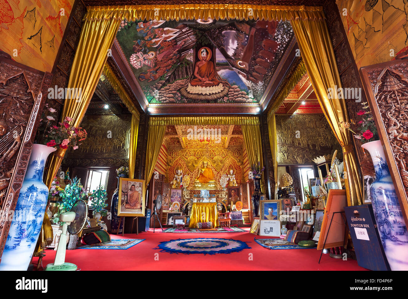 Reich verzierte Innenraum des Wat Buppharam, Chiang Mai, Thailand Stockfoto