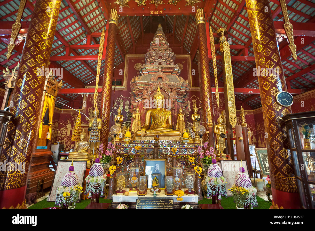 Reich verzierte Innenraum des Wat Chiang Man, der älteste Tempel in Chiang Mai, Thailand Stockfoto