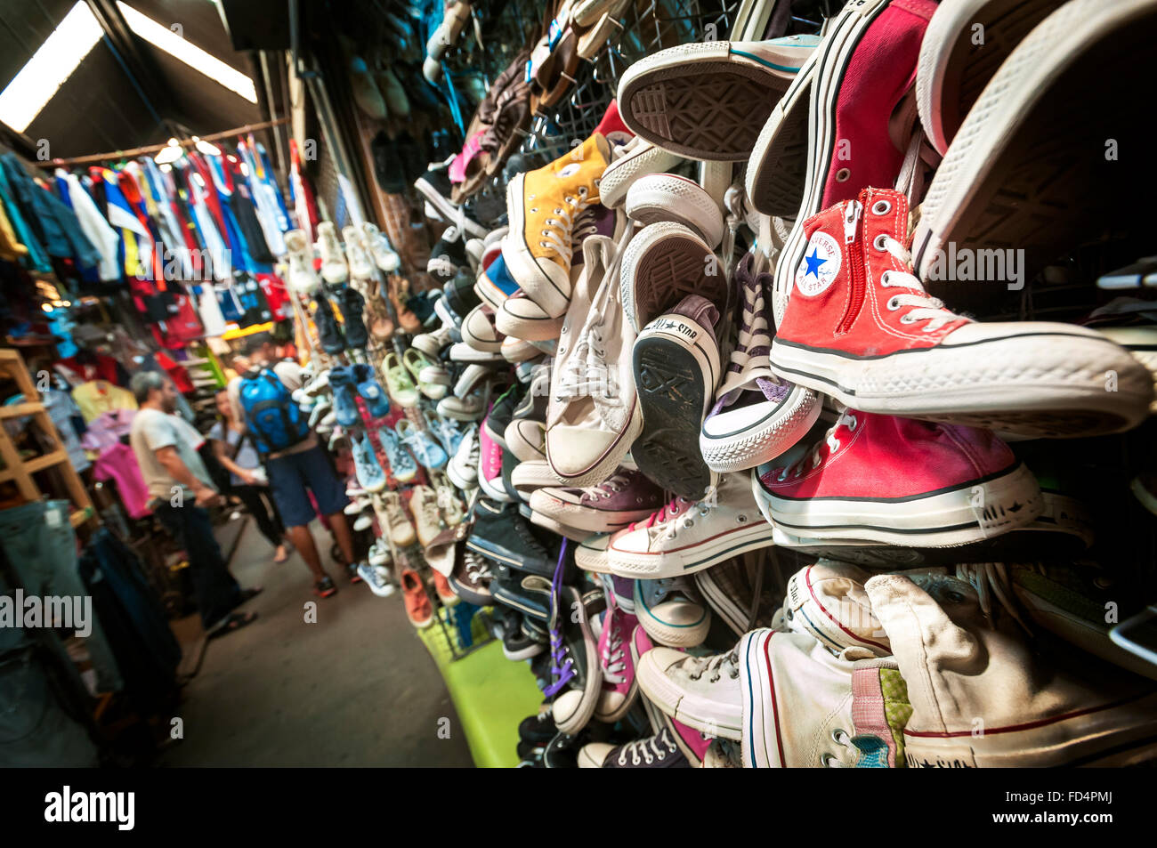 Alten Converse Trainern im Chatuchak Market, Bangkok Stockfoto