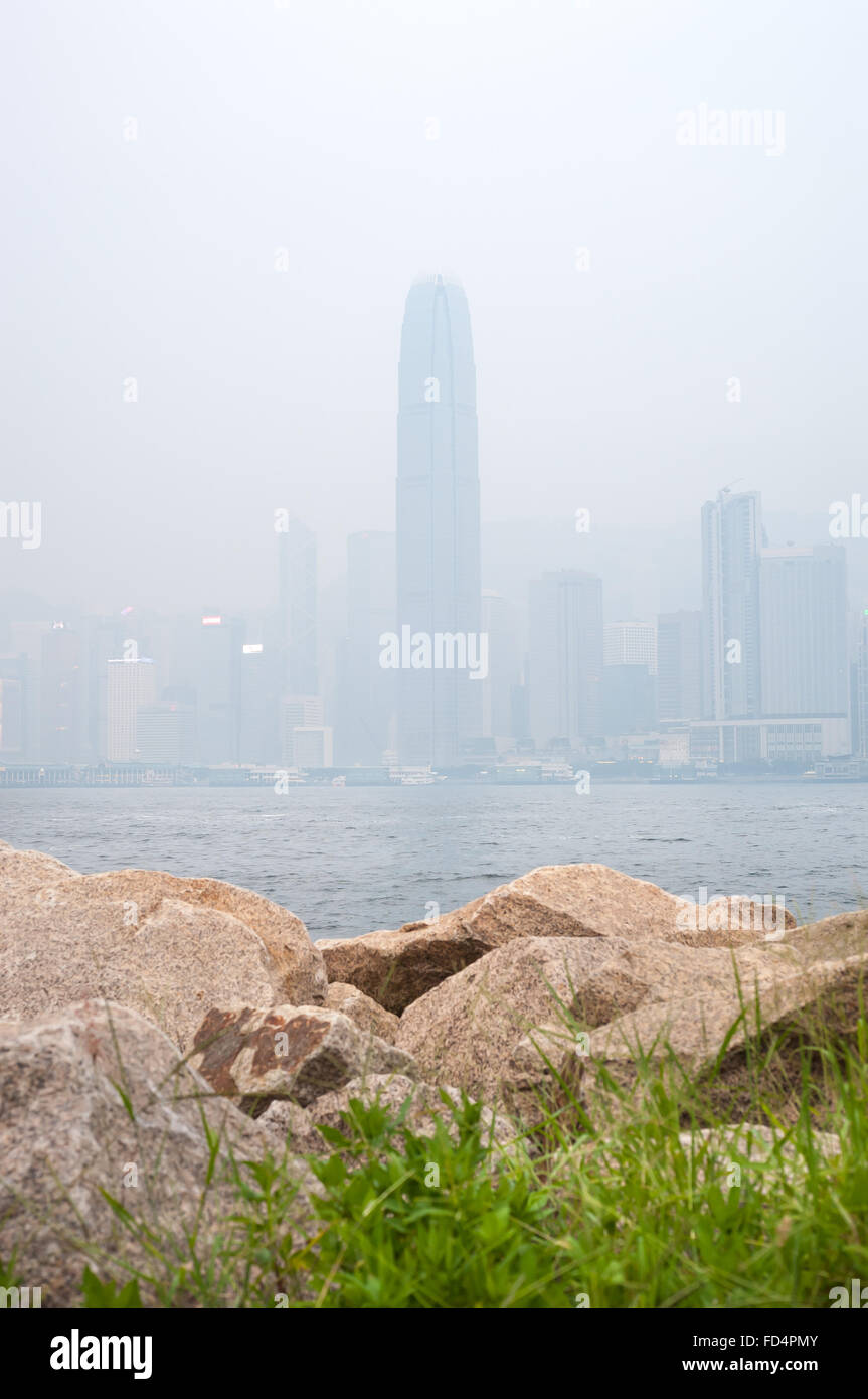 IFC-Hochhaus in Hong Kong Central District verdeckt durch Luftverschmutzung Stockfoto