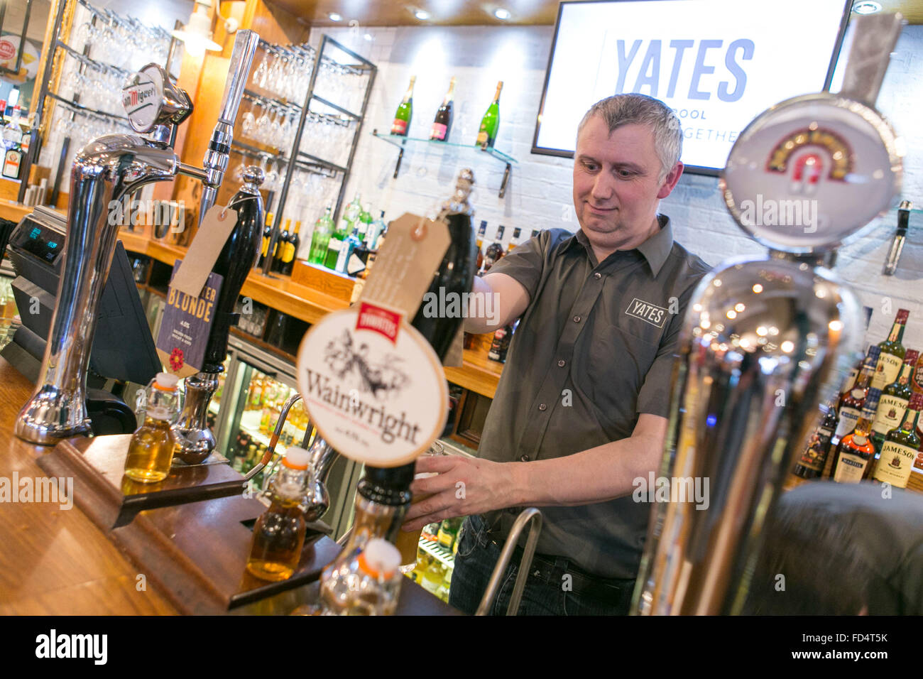 frisch gezapftes real ale für den Verkauf in einem Yates Pub Stockfoto